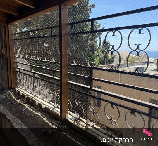 רשת מתכת על מרפסת למניעת כניסת יונים